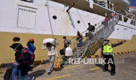 Puluhan penumpang turun dari Kapal Motor (KM) Binaiya setibanya di Pelabuhan Benoa, Denpasar, Bali, Jumat (21/5/2021). Petugas gabungan memeriksa penumpang Kapal Motor (KM) Binaiya yang datang dari Pelabuhan Bima, Nusa Tenggara Barat tersebut dan mengamankan dua warga yang merupakan Pekerja Migran Indonesia (PMI) dari Malaysia untuk diperiksa lebih lanjut karena tidak membawa Kartu Tanda Penduduk (KTP) dan hanya membawa paspor.