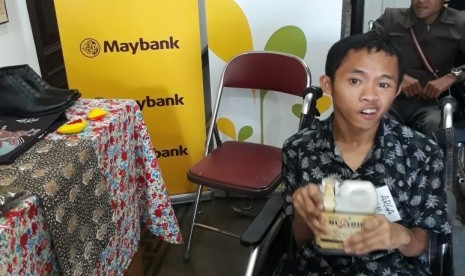 Puluhan penyandang disabilitas di Kota Bandung mengikuti program pengembangan usaha yang digelar Maybank agar bisa mandiri. Otoritas Jasa Keuangan (OJK) terus mendorong Industri Jasa Keuangan (IJK) khususnya perbankan untuk memberikan kemudahan akses layanan keuangan bagi kaum penyandang disabilitas. Kepala Eksekutif Pengawas Perbankan Dian Ediana Rae mengatakan IJK harus jadi yang terdepan dalam memberi contoh.