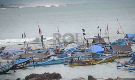 Petugas Tutup Objek Wisata Pantai Selatan Cianjur | Republika Online