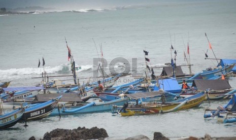   Puluhan perahu nelayan ditambatkan di Pantai Jayanti, Kecamatan Cidaun, Kabupaten Cianjur, Sabtu (13/1).   (Republika/Edi Yusuf)