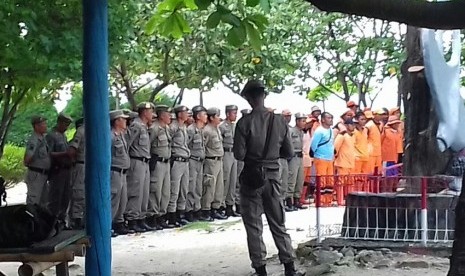 Puluhan personel Pol PP dan pasukan oranye saat persiapan penggusuran sejumlah lahan di Pulau Pari, Senin (5/9).