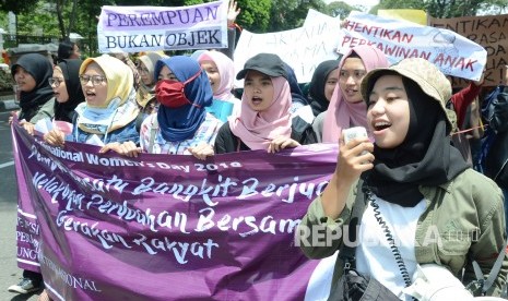 [ilustrasi] Puluhan peserta aksi dari Komite Aksi Hari Perempuan Internasional (HPI) Bandung Raya menggelar aksi memperingati Hari Perempuan Internasional, di depan Gedung sate, Kota Bandung, Kamis (8/3).