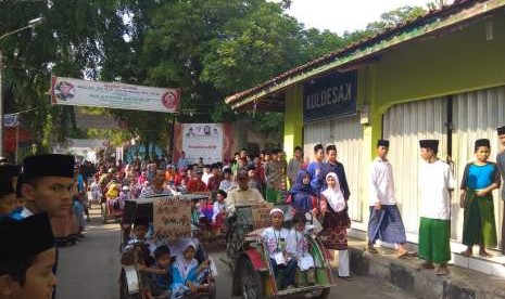 Puluhan peserta khitanan massal NU Care-LAZISNU yang diselenggarakan di Pondok Pesantren Khas Kempek Cirebon, Kamis (04/10)