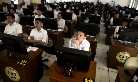 Puluhan peserta seleksi CPNS memperhatikan tata cara pelaksanaan Ujian Sistem CAT di Kantor Regional XI Badan Kepegawaian Negara di Manado, Sulawesi Utara, Senin (11/9). 