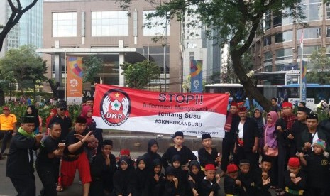 Puluhan pesilat mulai dari anak-anak hingga orang dewasa melakukan aksi di saat hari bebas kendaraan atau Car Free Day di Jalan Sudirman Jakarta, Ahad (8/10). 