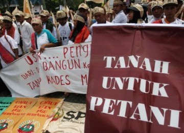 Puluhan petani dari berbagai daerah di Sumatera Utara yang tergabung dalam Serikat Petani Indonesia (SPI) Sumatera Utara, melakukan aksi unjuk rasa di kantor Gubernur Sumut, di Medan.