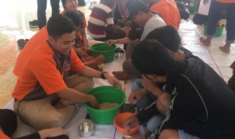 Puluhan peternak sapi yang tergabung dalam Kelompok Ternak Desa Ngantru, Kecamatan Ngantang, Kabupaten Malang mendapatkan pelatihan dari Japfa Foundation Scholarship Club (JFSC) Universitas Brawijaya (UB).