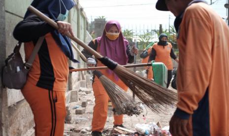 Petugas kebersihan, (ilustrasi). Baznas dan Pemkot Kendari memberikan bantuan sembako pda 361 petugas kebersihan.