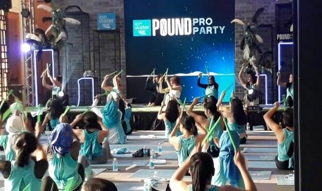 Puluhan Pound Pro atau instruktur olahraga Pound Fit dari sejumlah kota di Indonesia mengikuti acara gathering Ion Water Pound Pro Party.