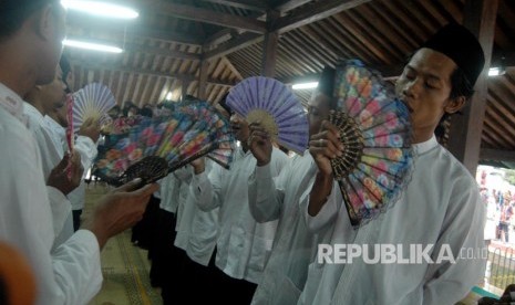 Puluhan Pria jamaah masjid Pathok Negara menarikan tarian Rodat atau sering disebut Tari Sufi Jawa dengan iringan Sholawat dan Rebana di Masjid Pathok Negara Jalan Plosokuning Raya No. 99 Minomartani, Ngaglik, Sleman, Yogyakarta, Ahad (28/5). 