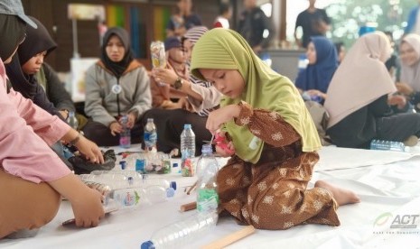 Puluhan relawan bersama Aksi Cepat Tanggap (ACT) dan Rintara Jaya  Kalimantan Selatan melakukan kegiatan bersih-bersih sampah di Menara  Pandang, Banjarmasin.