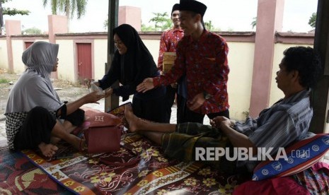 Puluhan remaja dari Balai Sosial Bina Remaja (BSBR) Karya Mandiri di Desa Bengkel, Kecamatan Labuapi, Kabupaten Lombok Barat, Nusa Tenggara Barat (NTB) berbagi takjil kepada keluarga pasien di RSUP NTB pada Kamis (7/6).