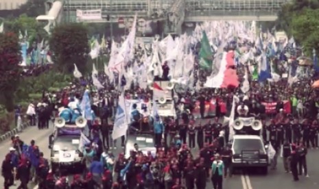 Puluhan ribu buruh dari wilayah Jakarta, Bogor, Tangerang, dan Bekasi melakukan aksi unjuk rasa dalam rangka memperingati hari buruh internasional, yang jatuh pada tanggal 1 Mei 2015.