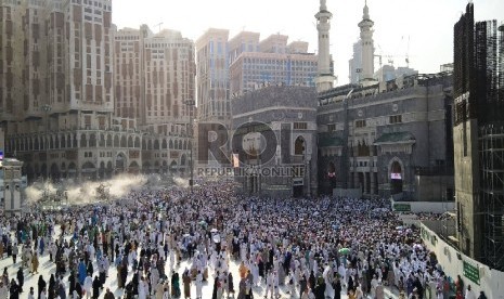 Puluhan ribu jamaah haji dari berbagai negara memadati Pelataran Masjidil Haram di Makkah, Arab Saudi, Jumat (18/9). Menjelang wukuf, kondisi masjid terbesar di dunia ini semakin dipadati jamaah haji yang ingin beribadah di sana. 