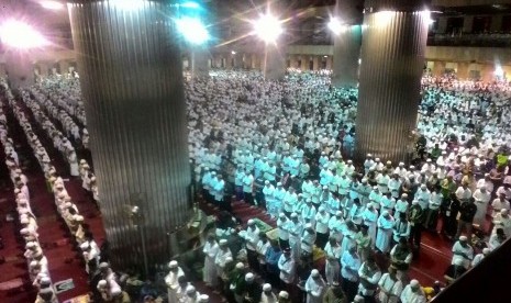 Puluhan ribu massa Aksi Bela Islam III khusyu menunaikan ibadah shalat subuh berjamaah di Masjid Istiqlal, Jakarta, Jumat (2/12). 