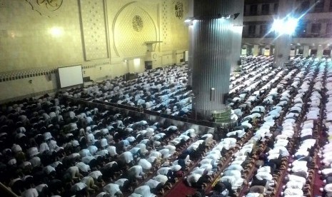 Puluhan ribu massa Aksi Bela Islam III khusyu menunaikan ibadah shalat subuh berjamaah di Masjid Istiqlal, Jakarta, Jumat (2/12). 