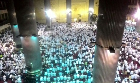 Puluhan ribu massa Aksi Bela Islam III khusyu menunaikan ibadah shalat subuh berjamaah di Masjid Istiqlal, Jakarta, Jumat (2/12). 