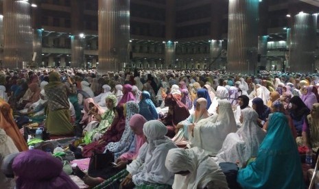 Puluhan ribu massa antusias menghadiri buka puasa bersama dan taraweh akbar di Masjid Istiqlal yang digelar Pemprov DKI Jakarta, Sabtu (26/5).