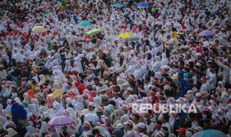 Puluhan ribu masyarakat mengikuti Tabligh Akbar dengan tema Pesantren Perekat NKRI di Lapangan Gasibu, Kota Bandung, Jawa Barat, Senin (12/12).