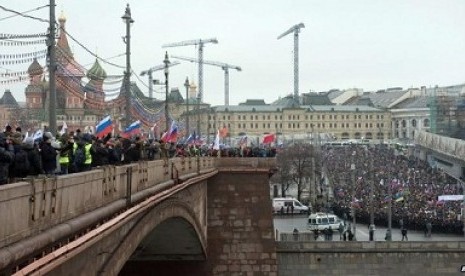 puluhan ribu orang menggelar aksi simpatik atas penembakan tokoh oposisi Rusia, Boris Nemtsov di Moskow, Ahad (1/3).