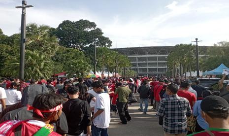 Puluhan ribu penggemar memadati Stadion Utama Gelora Bung Karno untuk menyaksikan timnas Indonesia Vs Vietnam, Jumat (6/1/2023).