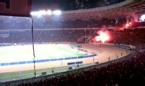 Puluhan ribu penonton termasuk anak-anak menyaksikan pertandingan sepak bola di Stadion Gelora Bung Karno