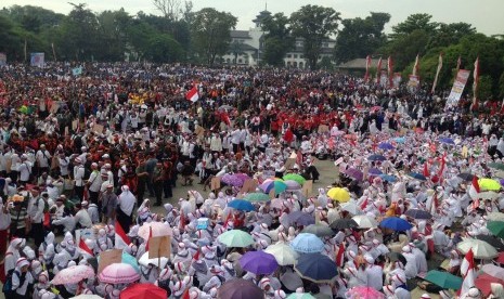 Puluhan ribu peserta aksi Nusantara Bersatu berkumpul di Lapangan Gasibu, Bandung, Rabu (30/11).