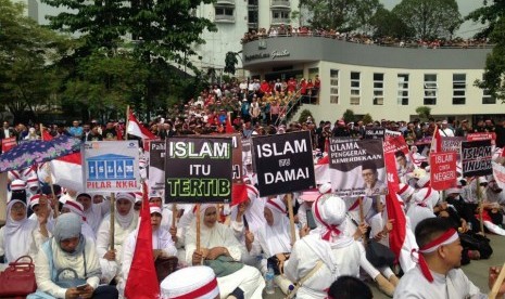 Puluhan ribu peserta Aksi Nusantara Bersatu berkumpul di Lapangan Gasibu, Rabu (30/11).