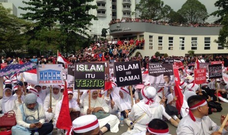 Puluhan ribu peserta aksi Nusantara Bersatu berkumpul di Lapangan Gasibu, Rabu (30/11).