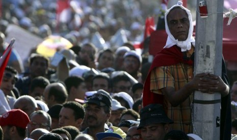  Puluhan ribu rakyat Mesir berkumpul di Tahrir Square untuk mendengarkan pidato politik. 