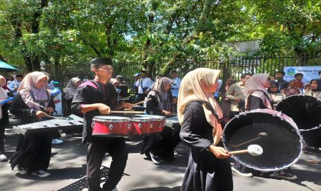 Puluhan ribu santri di Kota Tasikmalaya melakukan kirab dalam rangka Hari Santri Nasional di Lapangan Dadaha, Kota Tasikmalaya, Sabtu (22/10/2022). 