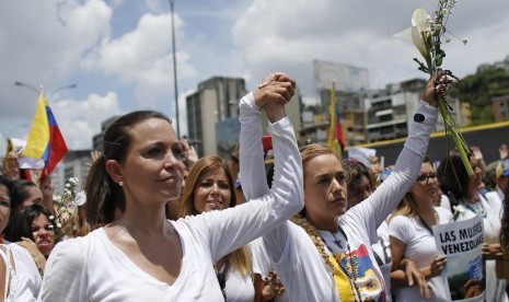 Puluhan ribu wanita melakukan unjuk rasa terkait situasi politik di Karakas, Venezuela, (6/5).