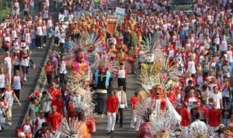 Puluhan ribu warga Betawi mengikuti pawai Festival Betawi, 2010.