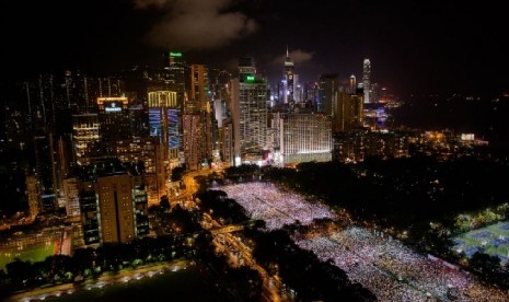 Puluhan ribu warga di Taman Victoria, Hong Kong menyalakan lilin untuk memperingati 24 tahun tragedi Tiananmen di Beijing, China, Selasa (4/6).