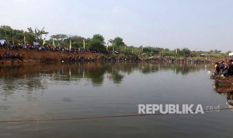 Puluhan Ribu warga Jawa Barat mengikuti kegiatan mancing mania di Sungai Citarum yang diselenggarakan Kodam III/Siliwangi dalam rangka HUT Kodam, Ahad (3/6).