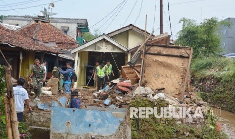 Puluhan rumah di dua desa dan satu kelurahan di Kecamatan Cicurug, Kabupaten Sukabumi rusak diterjang banjir (ilustrasi)