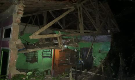 Puluhan rumah di sejumlah kabupaten dan kota mengalami kerusakan akibat gempa bumi magnitudo 6,5 di Garut, Sabtu (27/4/2024) tengah malam.