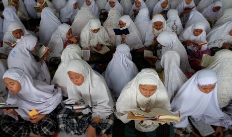 Puluhan santri membaca Al Quran saat tadarus massal awal Ramadhan 1440 H di Pesantren Ar-Raudhatul Hasanah, Medan, Sumatera Utara, Senin (6/5/2019). T