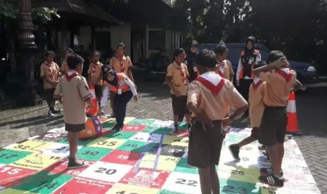 Puluhan siswa dari SD Kestalan Solo saat mengikuti sosialisasi tertib berlalu lintas oleh Dishub kota Solo