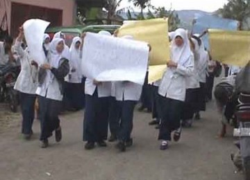 Puluhan siswa menggelar aksi demonstrasi karena ijazah dan rapornya tidak diberikan oleh pihak sekolah akibat menunggak SPP. (ilustrasi)