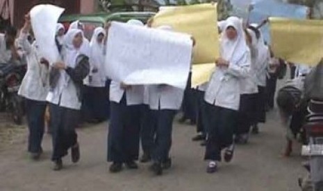 Puluhan siswa menggelar aksi demonstrasi karena ijazah dan rapornya tidak diberikan oleh pihak sekolah akibat menunggak SPP. (ilustrasi)