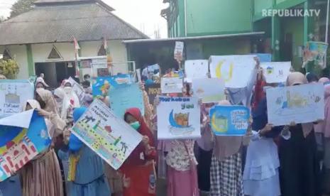 Puluhan siswa sekolah dasar Al Fatih, Depok, Jawa Barat menggelar pawai tarhib Ramadhan.