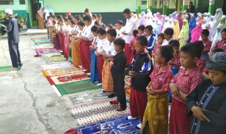 Puluhan siswa Sekolah Dasar Kota Kulon 6, Garut, Jawa Barat melakukan shalat gaib untuk etnis Rohingya di Myanmar, Rabu (6/9).