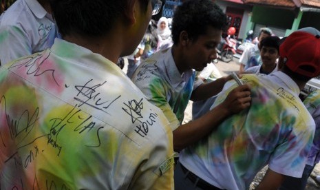 Puluhan siswa SMK melakukan aksi mencoret baju seragam seusai melaksanakan Ujian Nasional (UN) di daerah Pancoran Mas, Depok, Jawa Barat, Rabu (16/4).  (foto: MgROL_34)