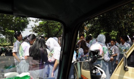 Puluhan siswa SMK melakukan aksi mencoret baju seragam seusai melaksanakan Ujian Nasional (UN) di daerah Pancoran Mas, Depok, Jawa Barat, Rabu (16/4).  (foto: MgROL_34)