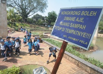 Puluhan siswa Taman Kanak-kanak (TK) Al Jabr Islamic School mendapat materi pengenalan ruang publik kota di Taman Barito, Kebayoran Baru, Jakarta Selatan, Rabu (21/9). (Republika/Aditya Pradana Putra)