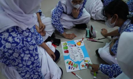 Puluhan siswa/i SMAN 18 Jakarta mendapat edukasi pemilahan sampah.