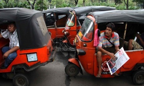    Puluhan sopir bajaj berunjuk rasa di depan Balai Kota, Jakarta Pusat, Kamis (4/7).  (Republika/ Yasin Habibi)