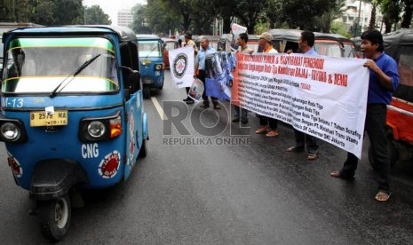    Puluhan sopir bajaj berunjuk rasa di depan Balai Kota, Jakarta Pusat, Kamis (4/7).  (Republika/ Yasin Habibi)