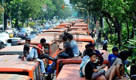 Sopir metromini melakukan aksi unjuk rasa di depan Balai Kota DKI Jakarta, Kamis (1/8).    (Republika/Prayogi)